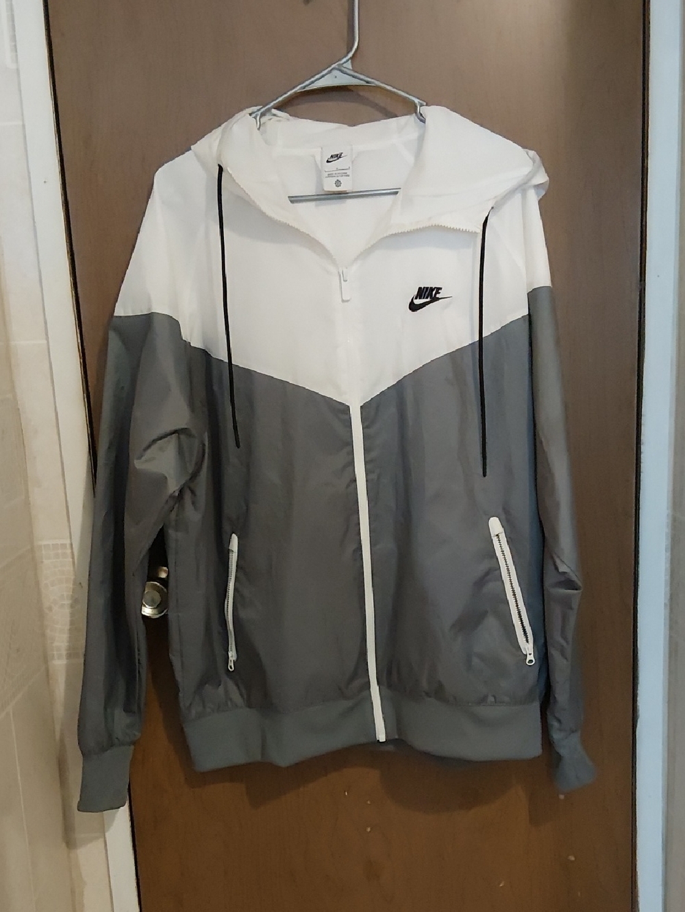 Nike Men’s White and Gray Colorblock Windbreaker Jacket